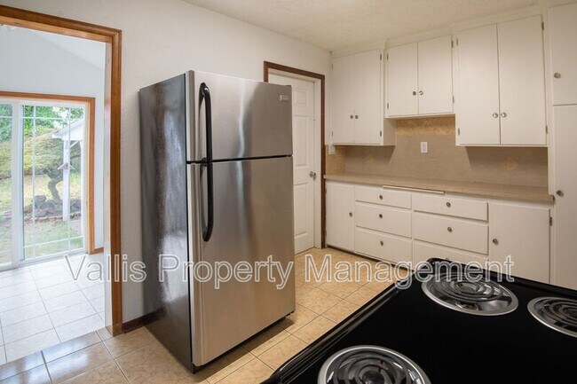 Building Photo - 920 13th St NE