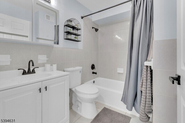 Building Photo - 237 Rose St