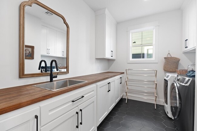 Building Photo - Luxury Rental in the Heart of the Rose District