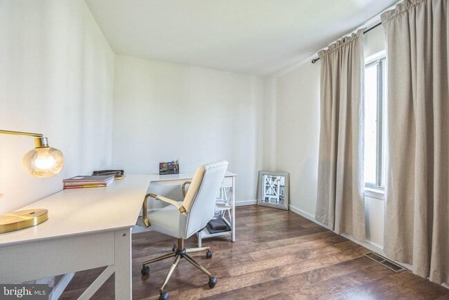 Building Photo - 250 Fir Tree Ct