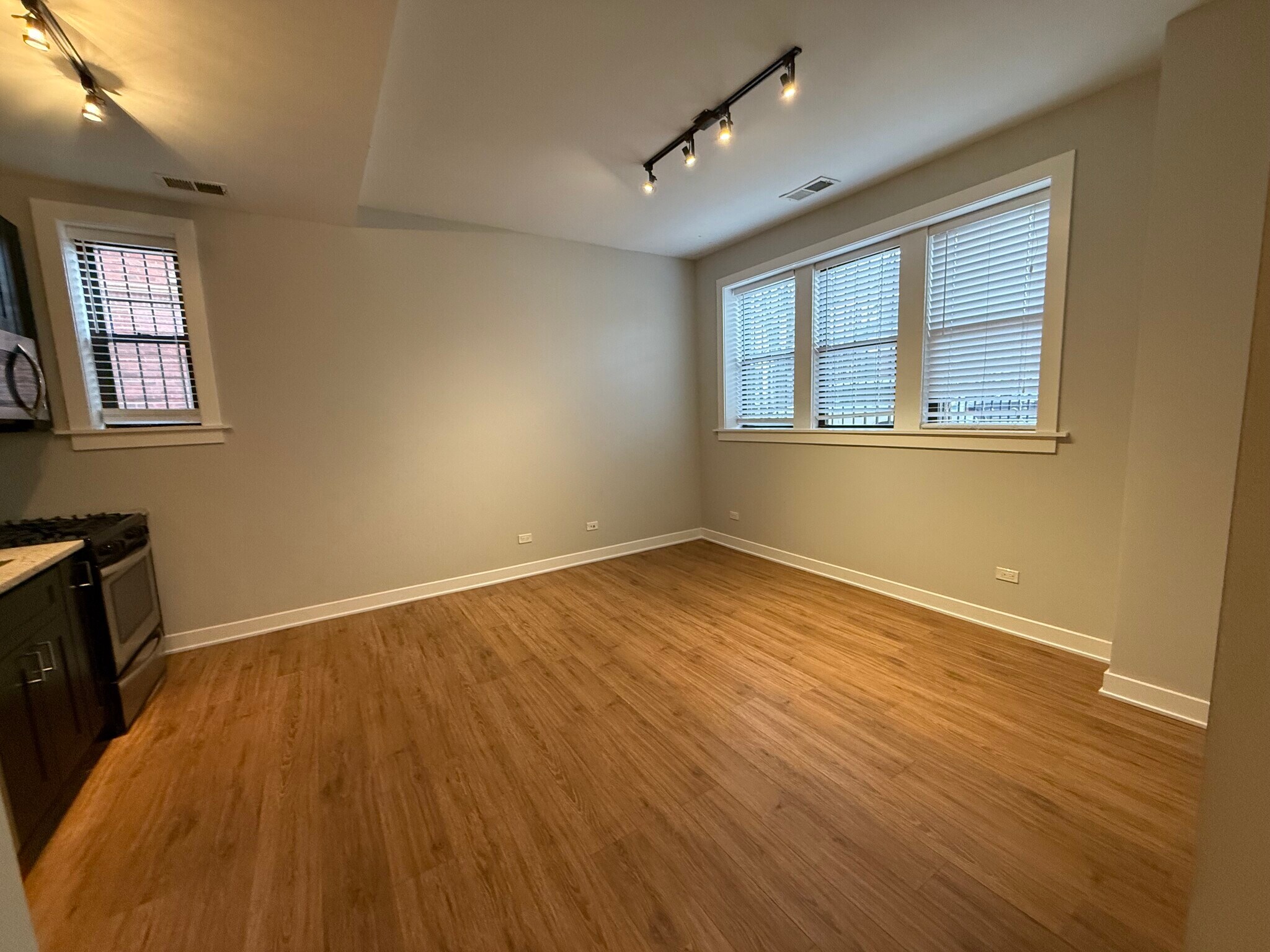 Building Photo - 2215 W Eastwood Ave