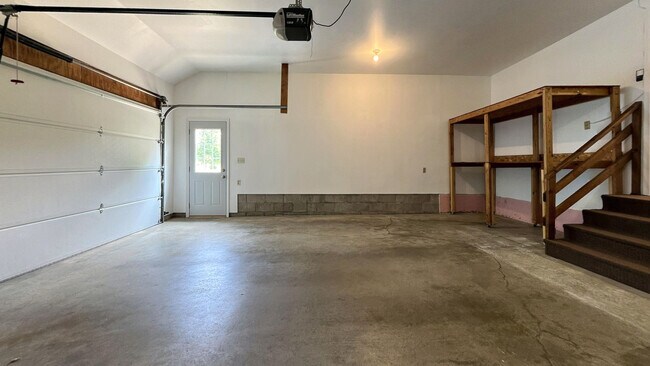 Building Photo - 720 N 16th Ave