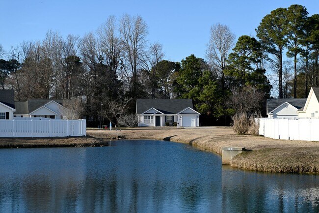 Building Photo - Charming 3BR Ranch in Osprey Woods – Screened Porch & Vaulted Ceilings
