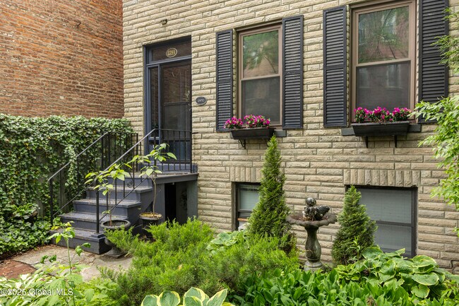 Building Photo - 339A Madison Ave