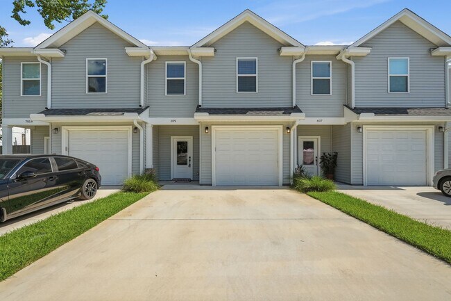 Building Photo - NEW Construction, be the FIRST to occupy this beautiful townhouse in Fort Walton Beach!