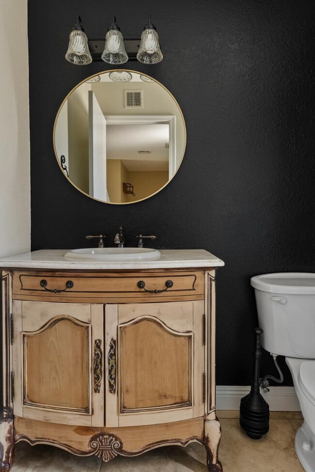 Building Photo - 2232 W Lindner Ave