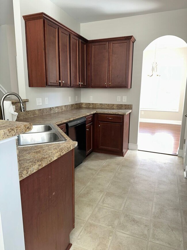 Building Photo - Large family home with fenced back yard in...
