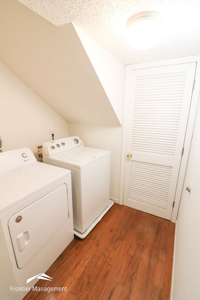 Building Photo - Spacious 3 bedroom townhome with a fenced in backyard!