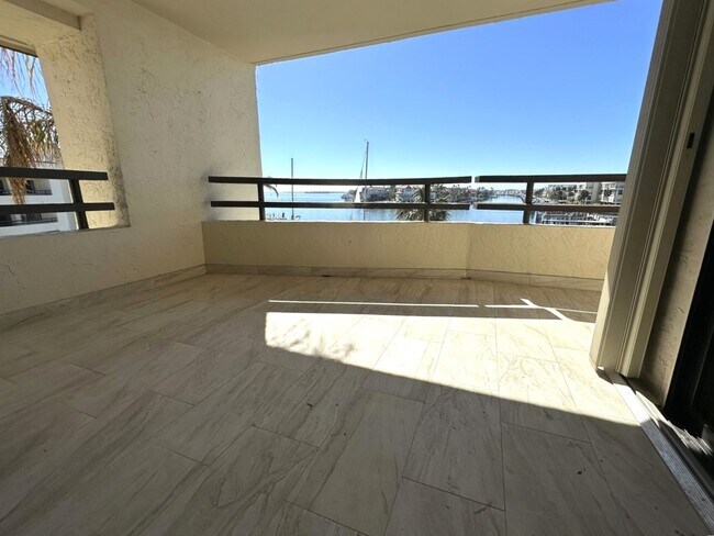 Building Photo - Gorgeous Updated Tierra Verde Annual Unfurnished Waterfront Condo 2/2 w/Garage