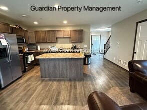 Building Photo - Lakeville Corner Unit, Walk out Patio, 2 C...