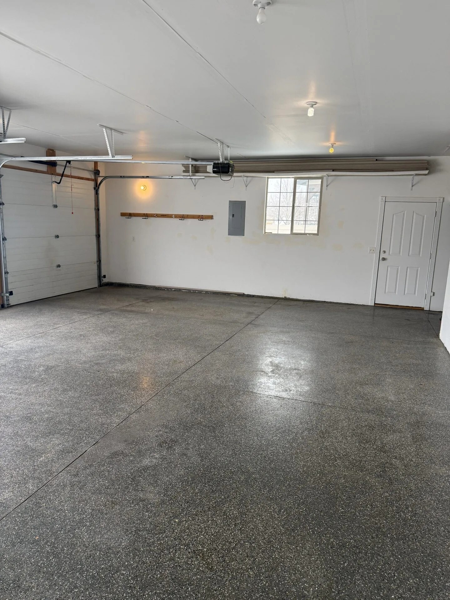 Building Photo - 1390 Stoneridge Dr