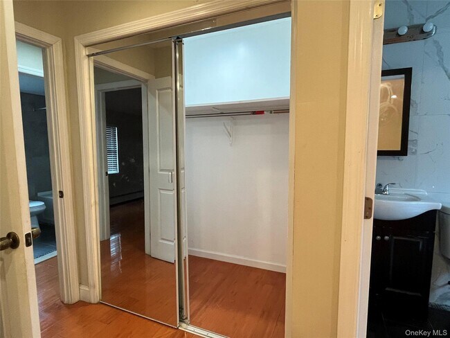 Building Photo - 164-14 115th Ave