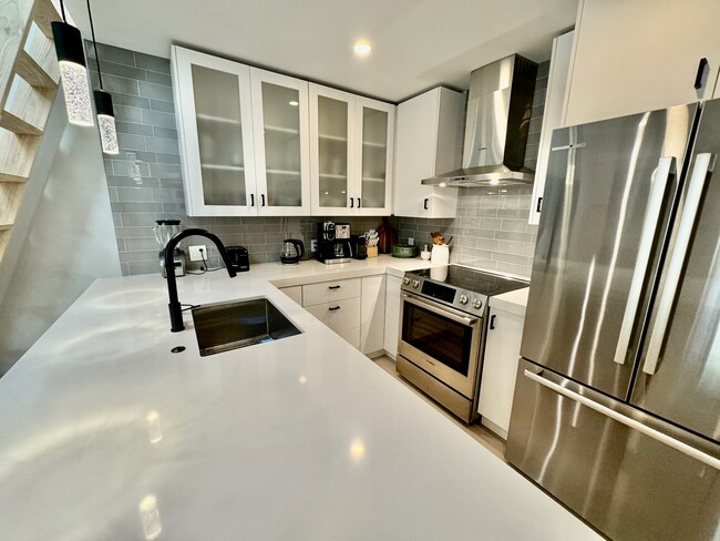 Building Photo - 910 W Hallam St