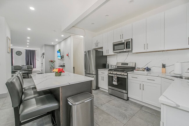 Building Photo - 479 Putnam Ave