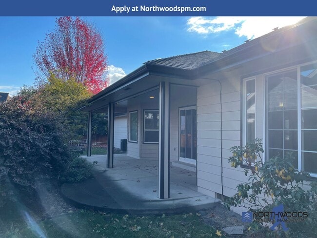 Building Photo - Lots of Room- 3 Bedroom 2 Bath Home with B...