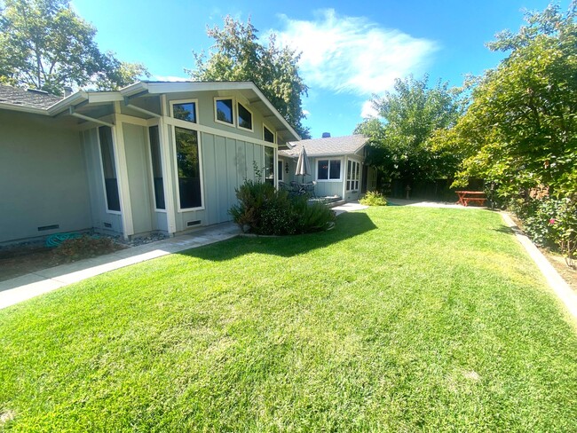 Building Photo - Pleasanton Heights 3BD, 2BA, Single Story, Great Location near downtown, Top Schools