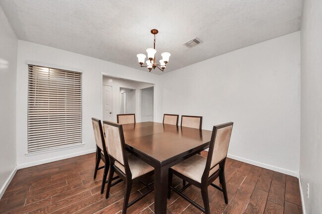 Building Photo - 1415 Parry-Sound