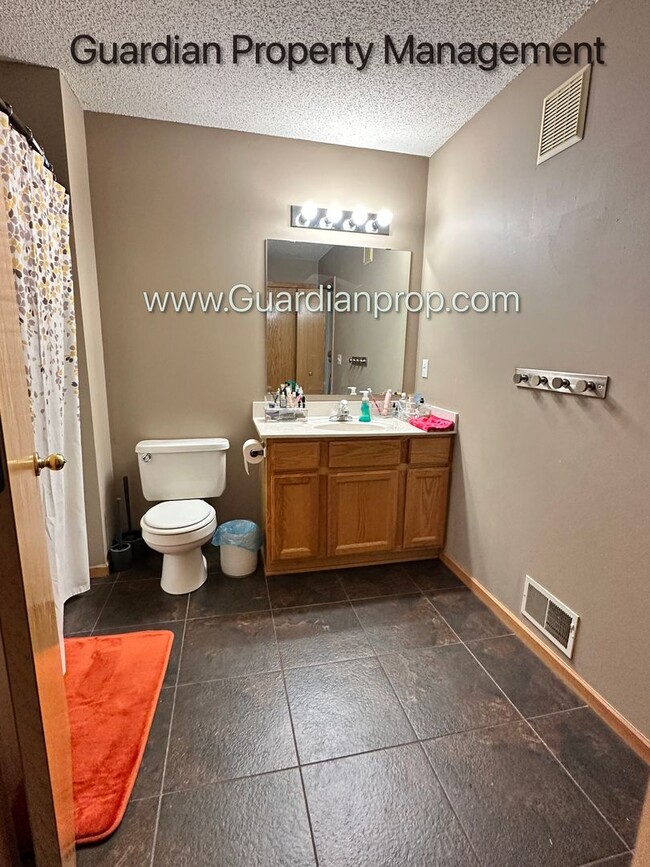 Building Photo - Eden Prairie End Unit Town Home, 2 Car Gar...