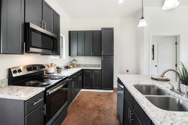 Building Photo - Charming 3-Bedroom Townhome near Lake Tawakoni!