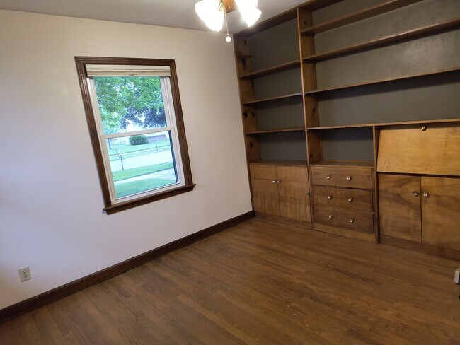Den or home office with it's own entrance! - 2227 23rd St S