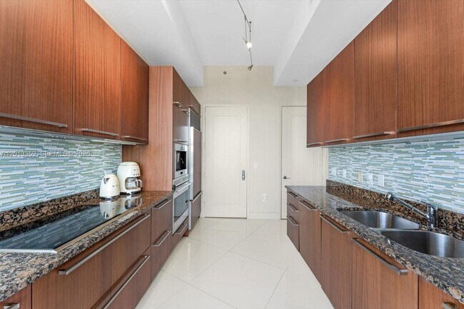 Building Photo - 15811 Collins Ave