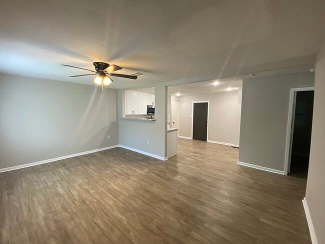 Building Photo - 2016 Magnolia Dr