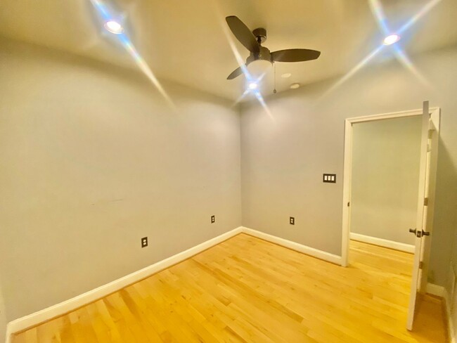 Building Photo - Mt Vernon Triangle Spacious 2 Bed 2.5 Bath...