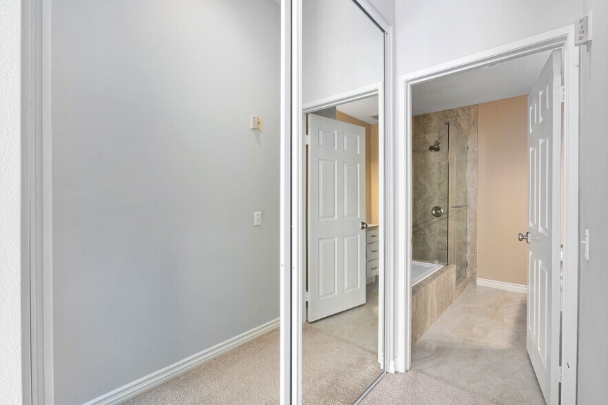 Building Photo - 1820 S Beverly Glen Blvd