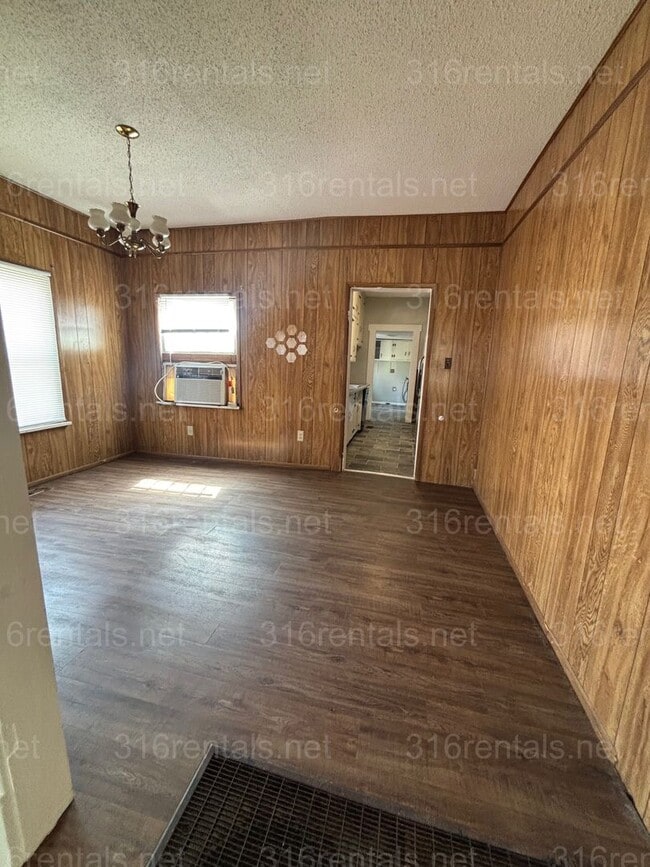 Building Photo - Three bedroom one bath freshly painted house available NOW!