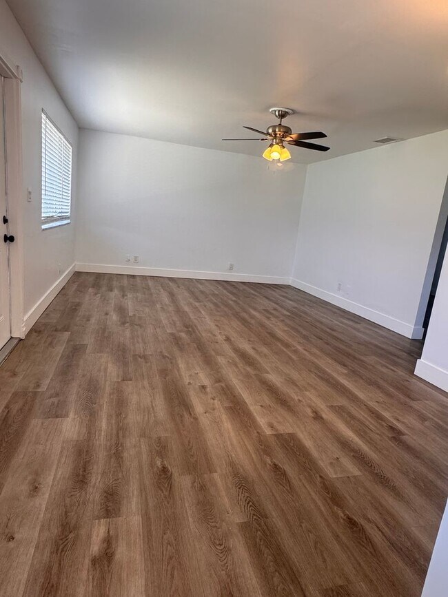 Building Photo - Charming 2 Bedroom with Garage  … (flexibl...