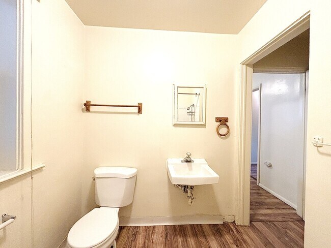 Building Photo - 560-564 S 600 E