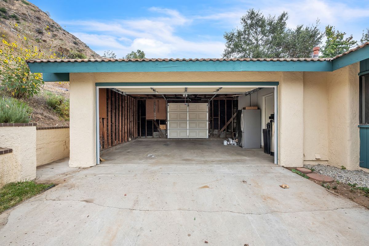 Building Photo - 3825 Skycrest Dr