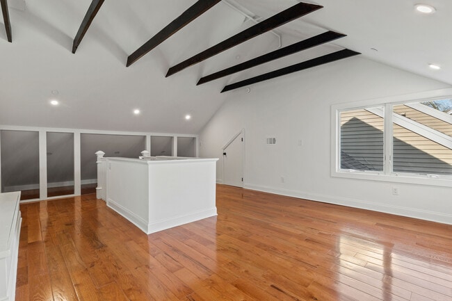 Building Photo - 50 Pondview Rd