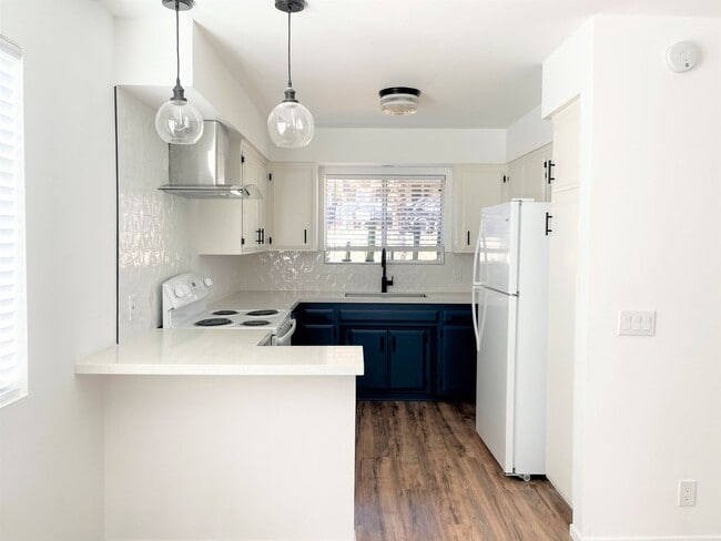 Building Photo - Remodeled Single Level Duplex!