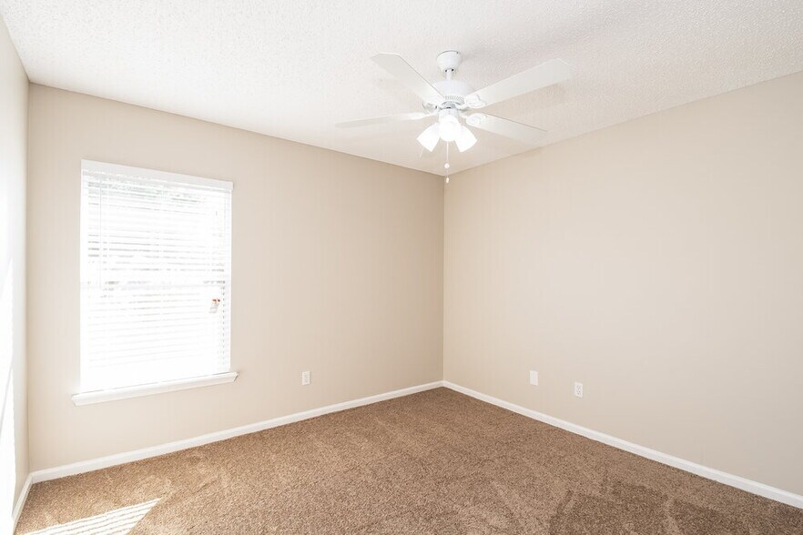 Building Photo - 14027 Crestwick Dr W