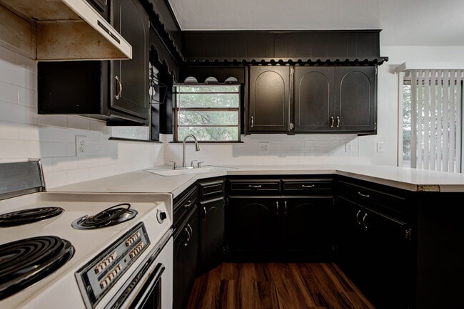 Building Photo - 1333 E Brooks St