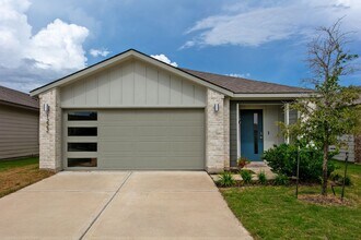 Building Photo - 3 Bedroom, 2 Bath in Midtown Subdivision C...