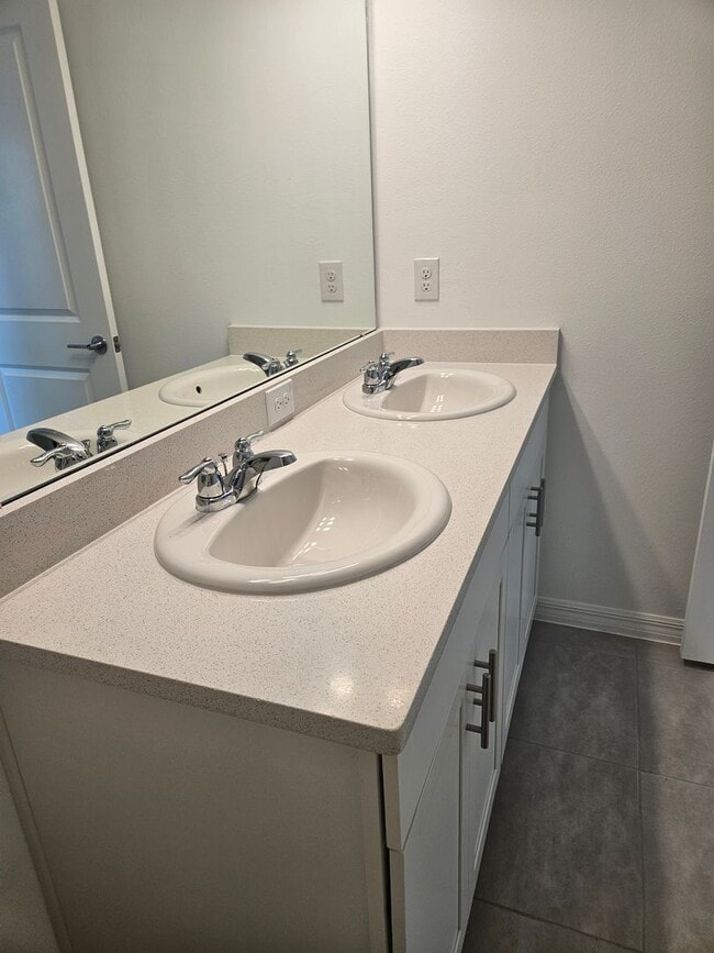 Building Photo - Townhome in The Townhomes of River Landing