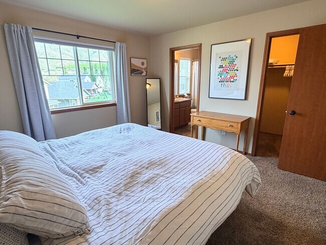Building Photo - Short term, fully furnished home! 3 bed, 2.5 bath, central a/c, w/d, d/w, covered parking, great ...