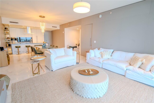 Building Photo - 700 NE 26th Terrace