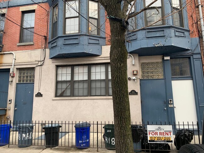 Building Photo - 418 Madison St