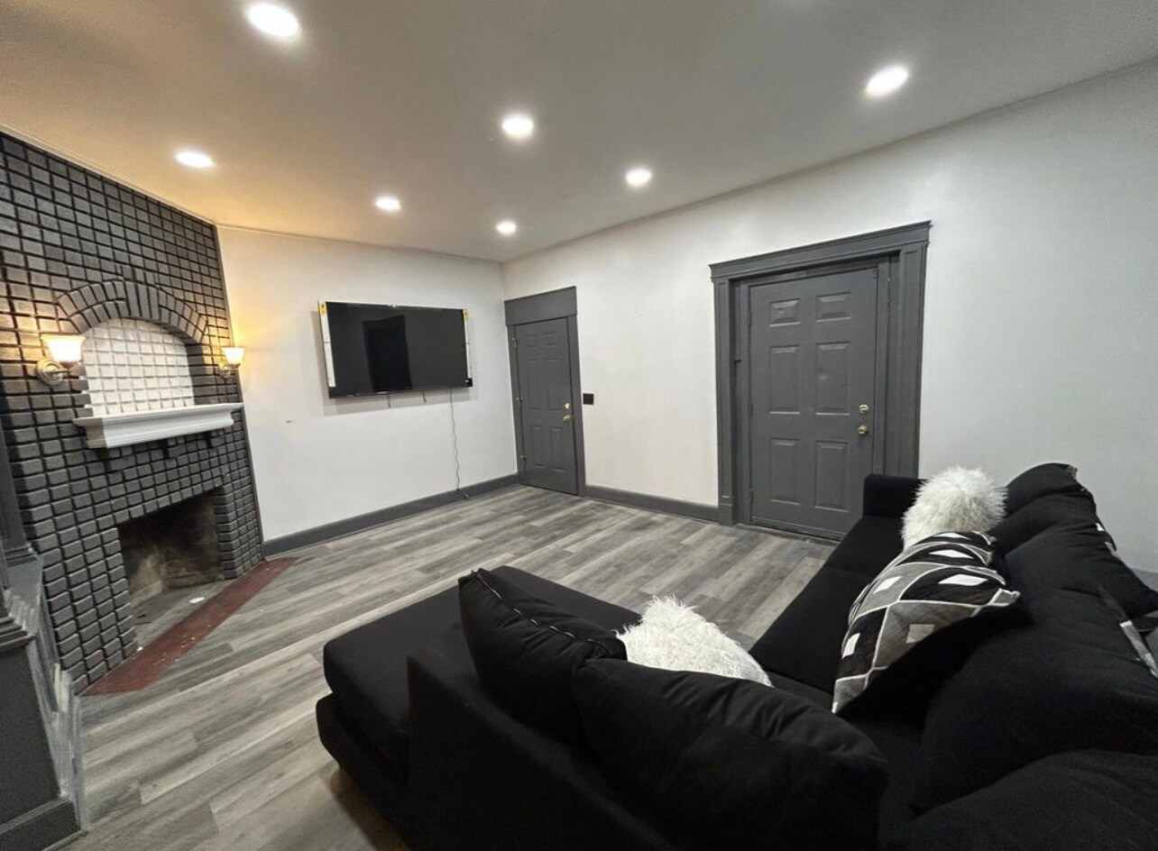 Building Photo - 142 Oak St