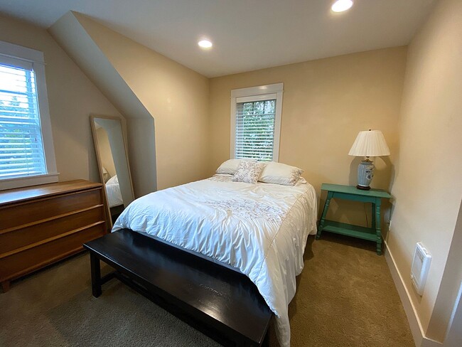 Building Photo - Furnished ADU in Multnomah Village on Quie...
