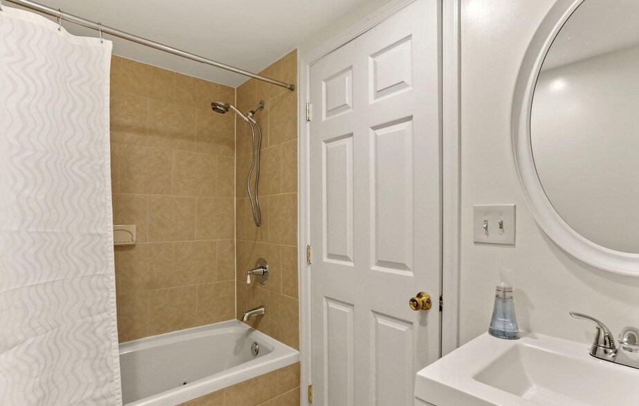 Downstairs bedroom's bathroom - 650 Newton Pl NW