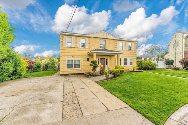 Building Photo - 747 Iris Pl