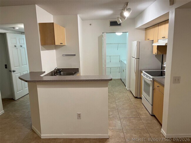 Building Photo - 913 Villa Cir