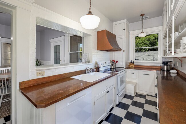 Building Photo - 131 N Main St