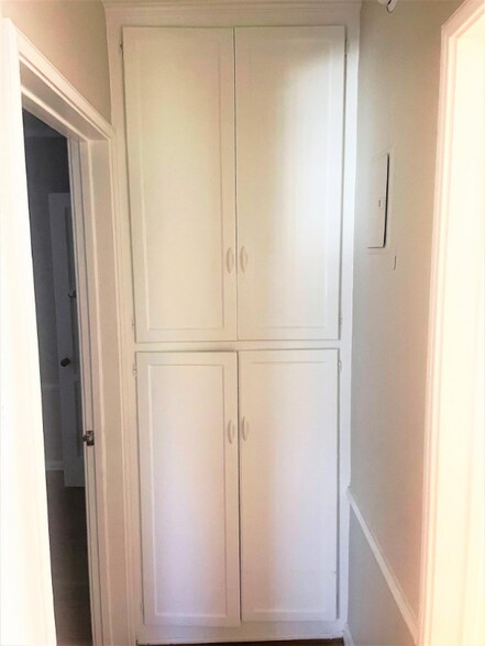 Building Photo - 225 S Gale Dr