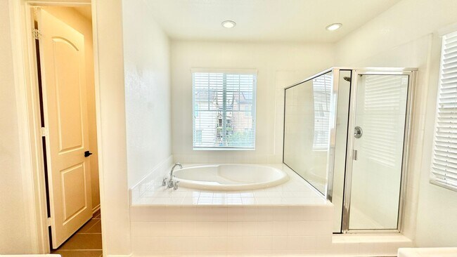 Building Photo - Beautifully Updated Two-Story Home in Lake...