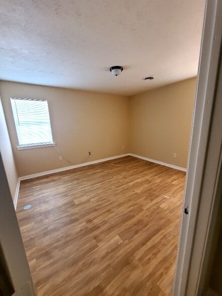 Building Photo - 1702 Jamestown Way